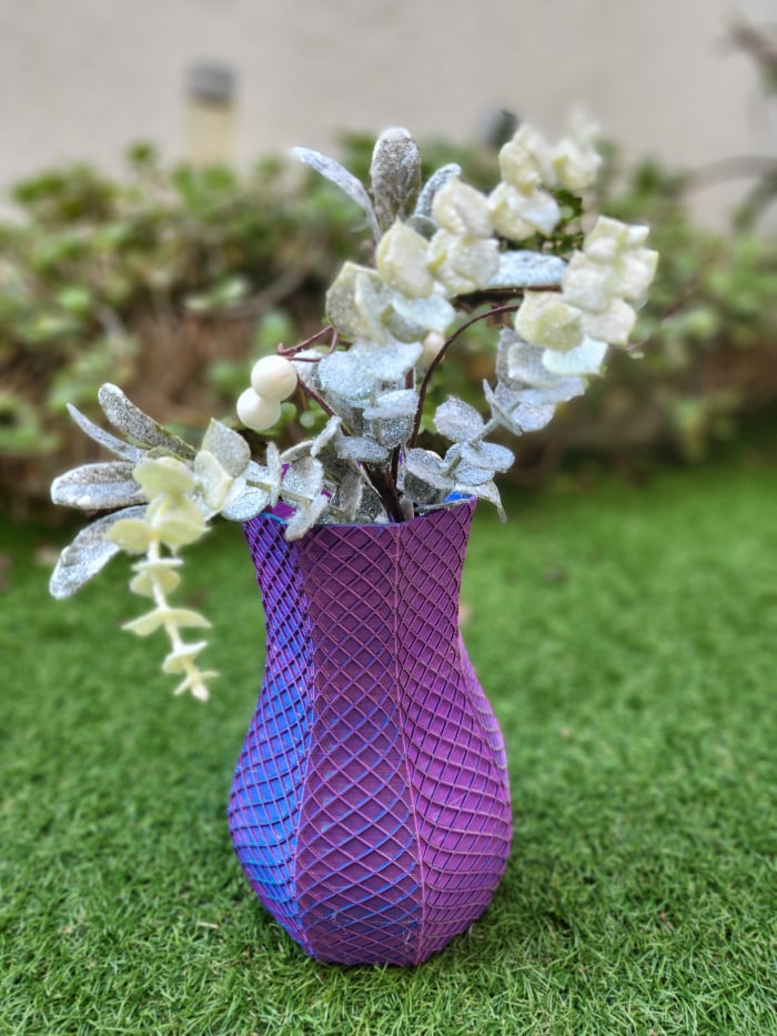 jarron color morado con flores