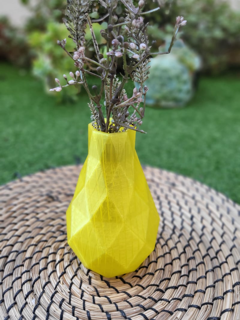 jarron decorativo color amarillo con flores