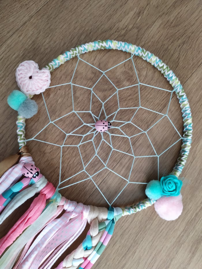 atrapasueños artesanal con mariquita