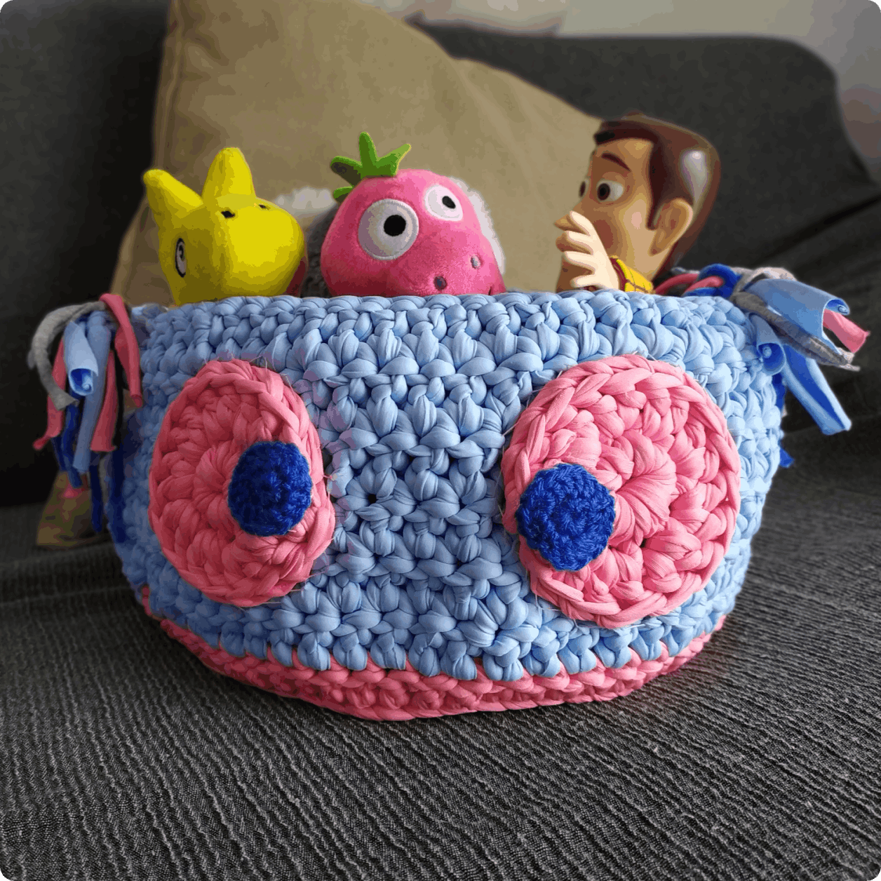 cesta tejida en trapillo con juguetes