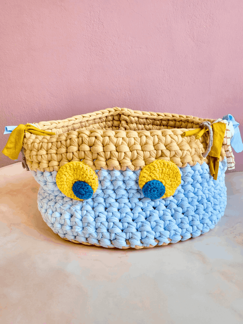 cesta crochet para juguetes con ojos