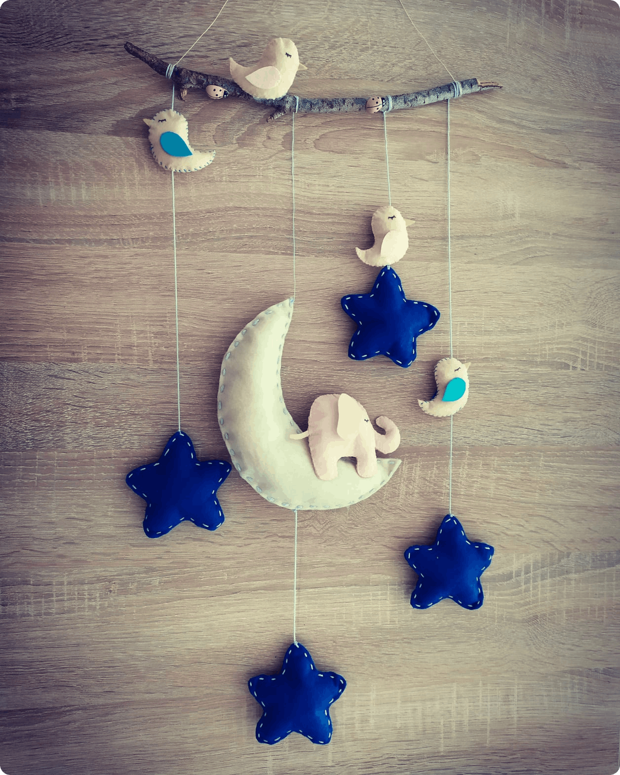 colgante de fieltro con una luna