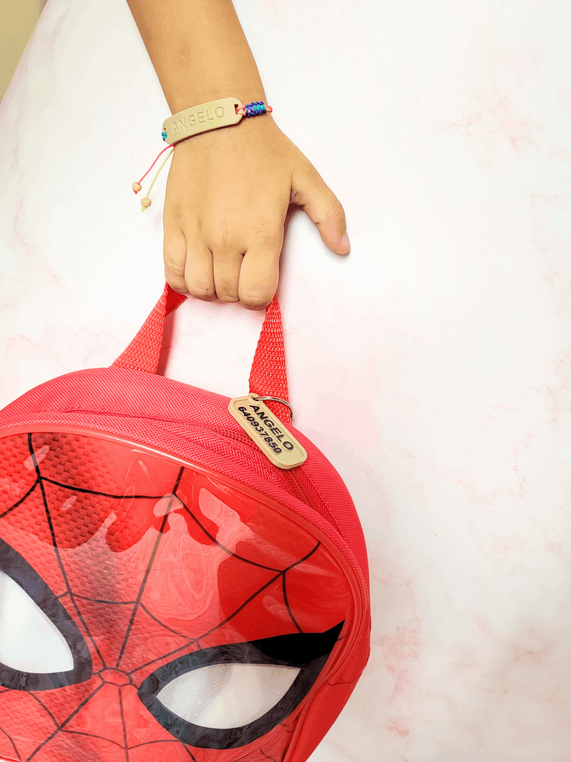 pulsera niño agarrando mochila spider-man